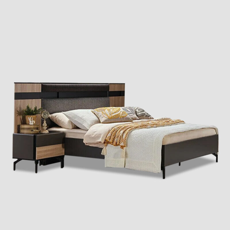 Schlafzimmer mit Holz, braunem und goldenen Bettbezügen